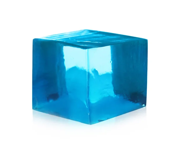 Delicioso cubo de geleia azul no fundo branco — Fotografia de Stock