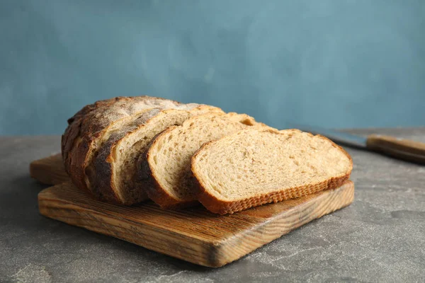 Bord met lekker brood op een grijze tafel — Stockfoto