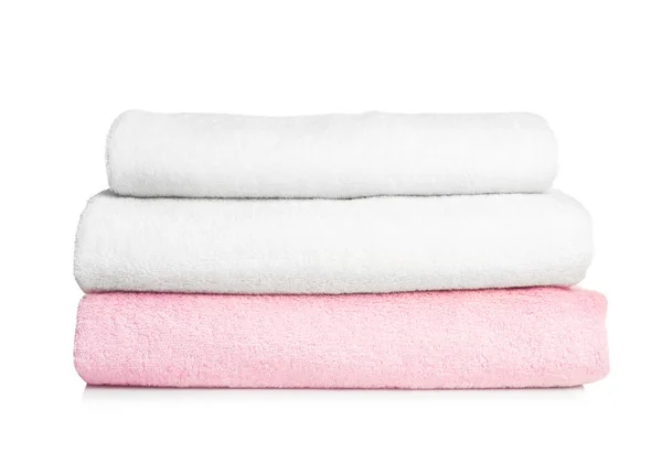 Складные мягкие махровые полотенца на белом фоне — стоковое фото