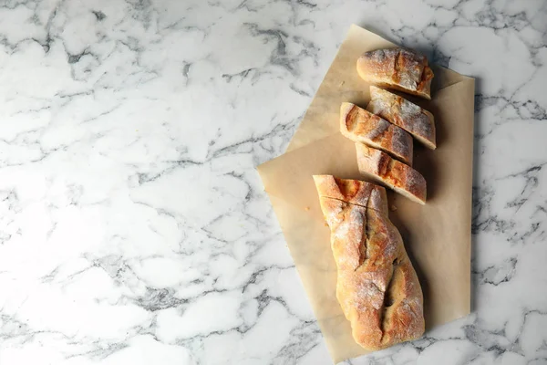 Lekker brood op marmeren achtergrond, bovenaanzicht. Ruimte voor tekst — Stockfoto