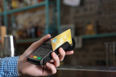 Kafe, closeup olmayan nakit ödeme için kredi kartı makine kullanan adam. Metin için yer