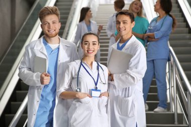 Kolej koridorunda tıbbi öğrenci grubu