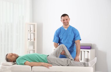 Doktor hastanede hasta ile çalışma. Rehabilitasyon Fizyoterapi