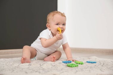 Kapalı halıda şirin küçük bebek. Tarama süresi