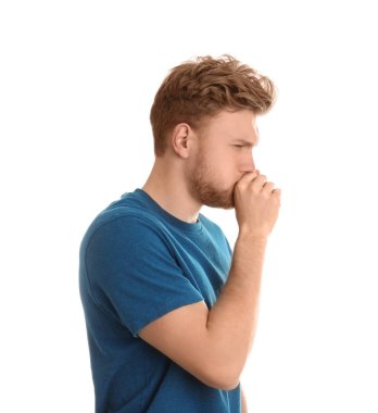 Yakışıklı genç adam beyaz arka planda öksürük