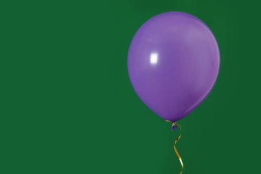 Renk arka planda parlak balon, metin için alan. Kutlama zamanı