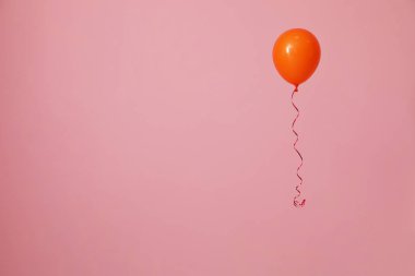 Renk arka planda parlak balon, metin için alan. Kutlama zamanı