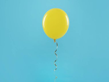 Renkli arka planda parlak balon. Kutlama zamanı