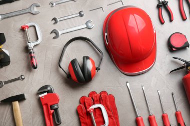 Renk arka plan üzerinde farklı İnşaat araçları ile düz yatıyordu kompozisyon