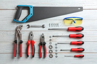 Ahşap zemin üzerinde inşaat araçları ile düz bileşim yatıyordu