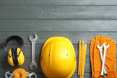 Ahşap arka planda metin için farklı İnşaat araçları ve alan ile düz yatıyordu kompozisyon