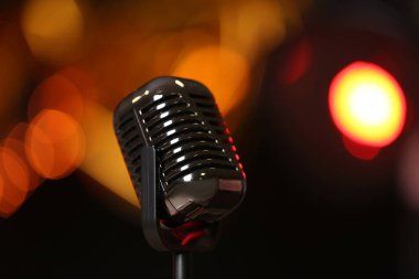 Şenlikli ışıklar karşı Retro mikrofon. Müzik ekipmanları