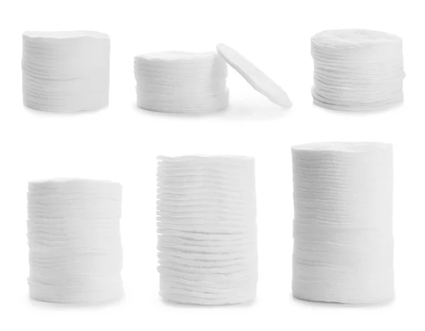 Set di batuffoli di cotone impilati su sfondo bianco — Foto Stock