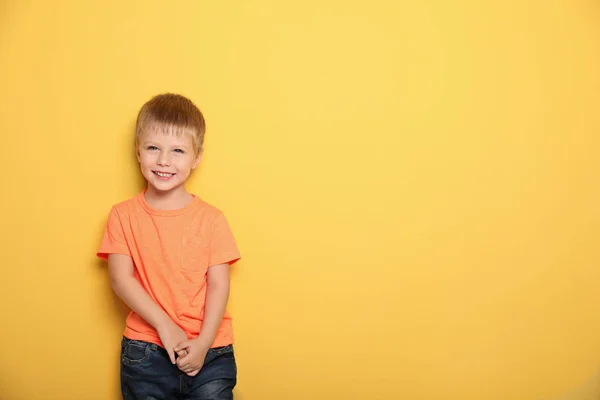 Portret ładny mały chłopiec przeciwko kolor tła z miejsca na tekst — Zdjęcie stockowe