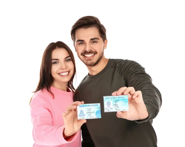 Jóvenes felices con permisos de conducir sobre fondo blanco — Foto de Stock