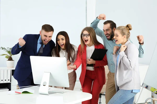 Grupo de empleados de oficina celebrando la victoria en el lugar de trabajo —  Fotos de Stock