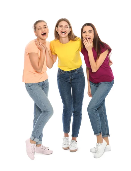 Retrato de larga duración de mujeres jóvenes riendo sobre fondo blanco — Foto de Stock