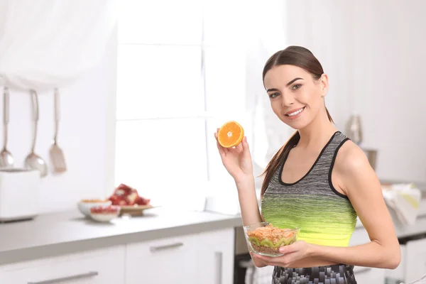 Giovane donna in abiti fitness con colazione sana a casa. Spazio per testo — Foto Stock