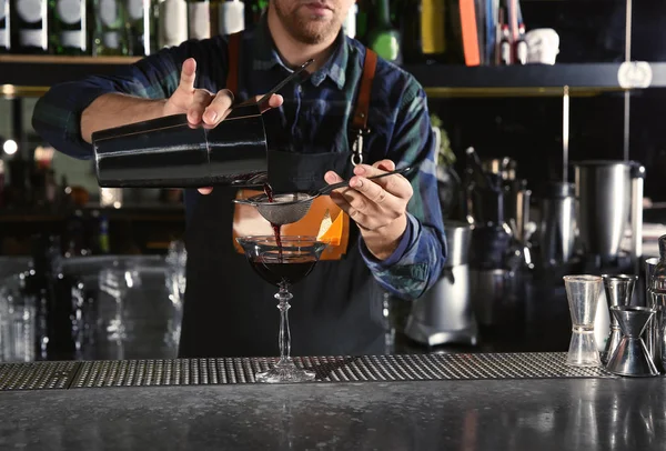 Barman derramando coquetel alcoólico em vidro no balcão no pub, close-up — Fotografia de Stock