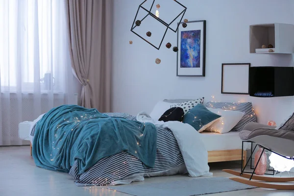 Elegant rum interiör med bekväm säng och inredning — Stockfoto