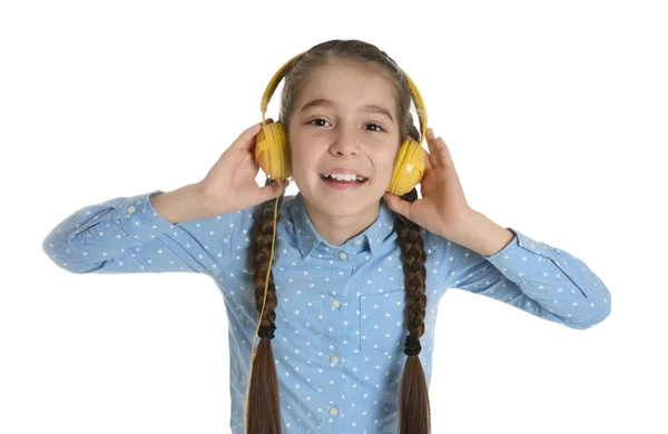 Menina bonito ouvir música com fones de ouvido no fundo branco — Fotografia de Stock