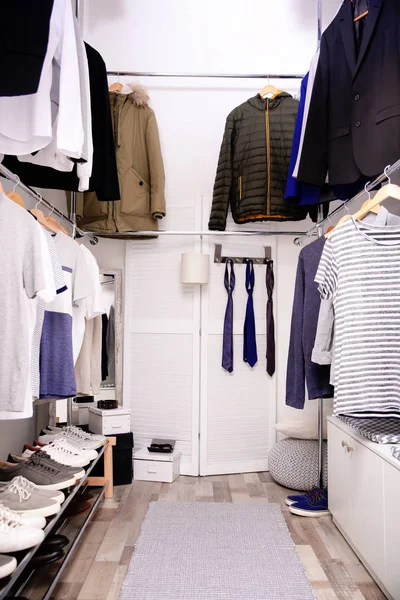 Vestidor moderno con diferentes prendas y accesorios elegantes —  Fotos de Stock