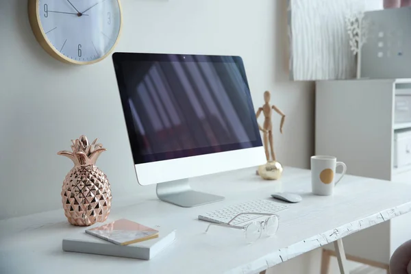 Lieu de travail contemporain avec ordinateur sur la table près du mur blanc. Design d'intérieur — Photo