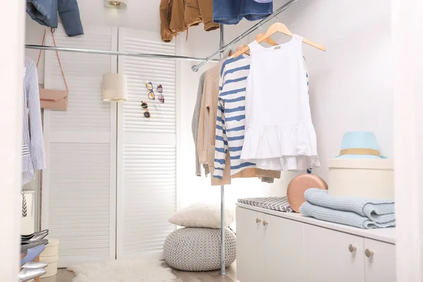 Vestidor moderno con diferentes prendas y accesorios elegantes — Foto de Stock