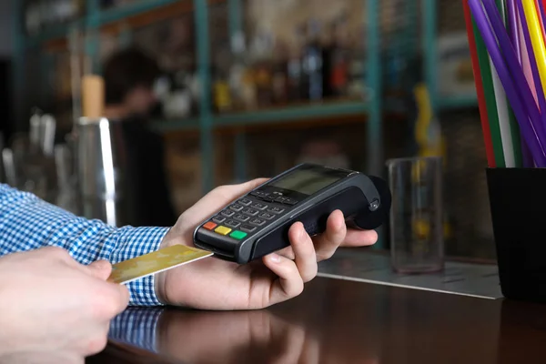 Man met behulp van creditcard machine voor niet-contantbetaling in café, close-up. Ruimte voor tekst — Stockfoto