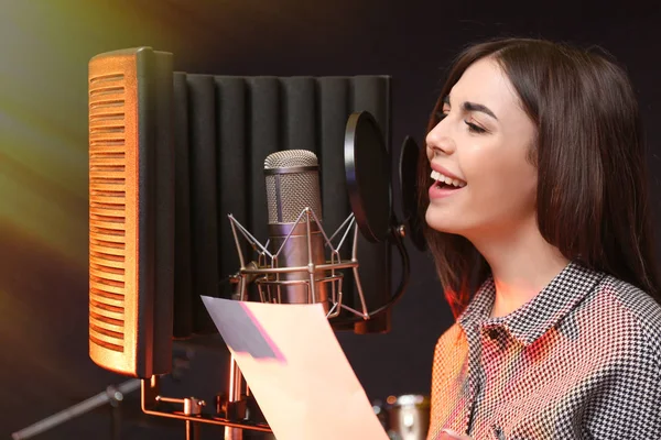 Młoda wokalistka z mikrofonu nagranie piosenki w studio — Zdjęcie stockowe