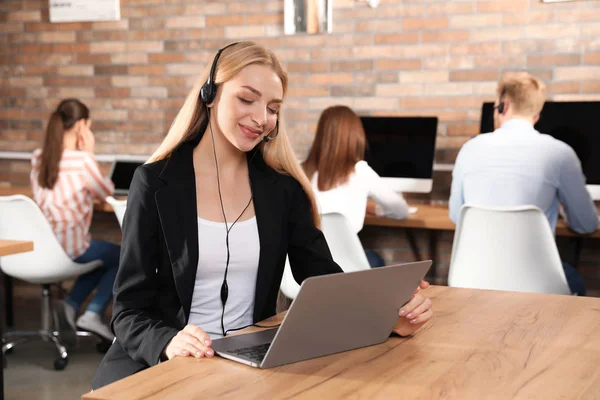 Operatore di supporto tecnico con auricolare in ufficio moderno — Foto Stock