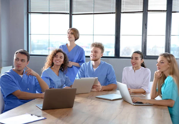 Grupo de estudiantes de medicina inteligentes con aparatos en la universidad — Foto de Stock