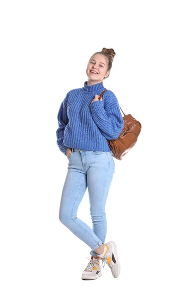 Porträtt av vacker tonårs flicka med ryggsäck på vit bakgrund — Stockfoto