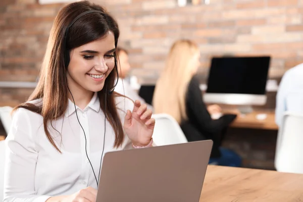 Operador de soporte técnico con auriculares en oficina moderna — Foto de Stock