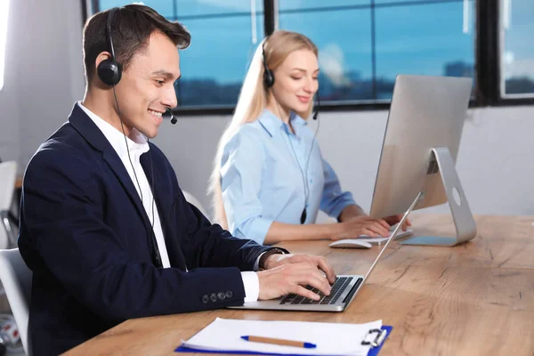 Technische ondersteuning operator met collega in moderne kantoren — Stockfoto