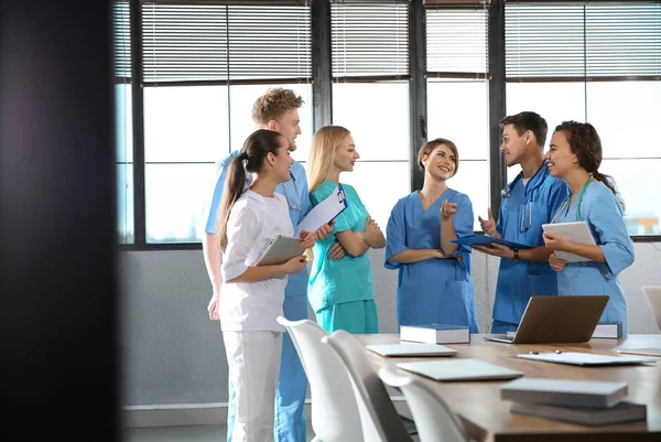 Groupe d'étudiants en médecine intelligents avec des gadgets à l'université — Photo