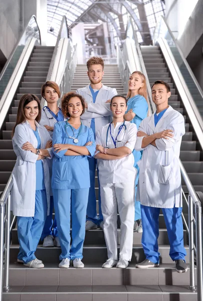 Grupo de estudiantes de medicina en el pasillo de la universidad — Foto de Stock