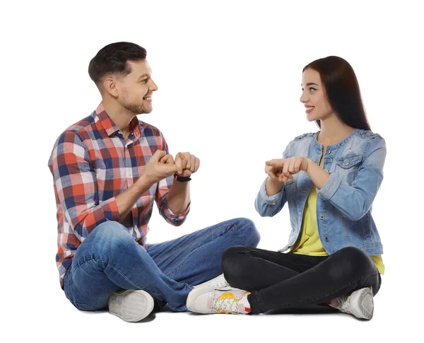 Amigos con discapacidad auditiva usando lenguaje de señas para la comunicación aislada en blanco — Foto de Stock