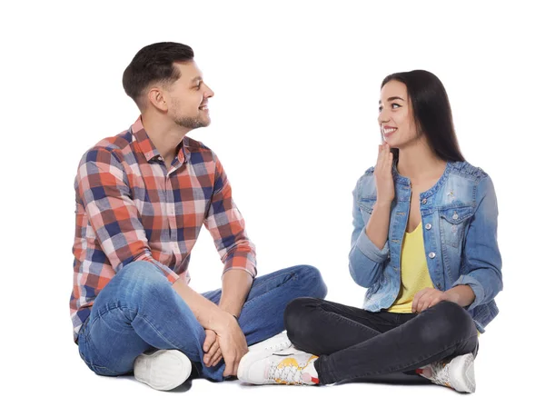 Amigos con discapacidad auditiva usando lenguaje de señas para la comunicación aislada en blanco — Foto de Stock