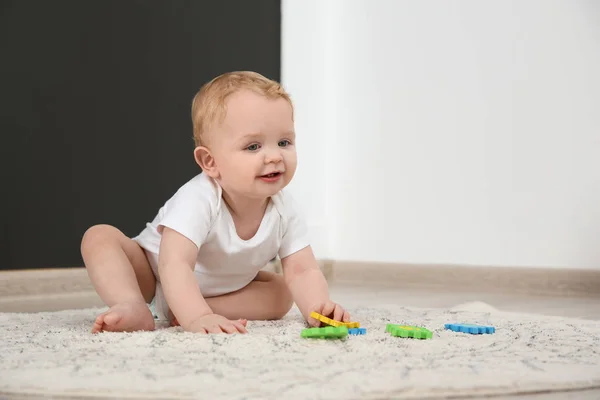 Cute little baby on rug indoors, space for text. Crawling time — Stock Photo, Image