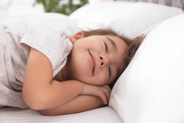 Sevimli küçük kız Sleeping üzerinde rahat yatak — Stok fotoğraf