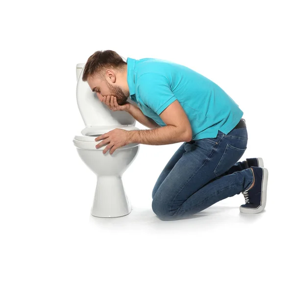 Jeune homme souffrant de nausées près de cuvette de toilette isolé sur blanc — Photo