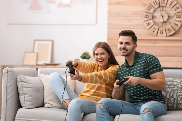 Emotionales junges Paar spielt Videospiele zu Hause — Stockfoto
