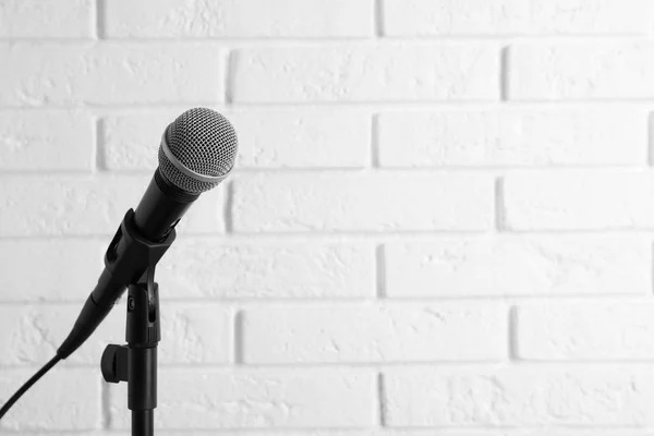 Microphone moderne près du mur de briques. Espace pour le texte — Photo