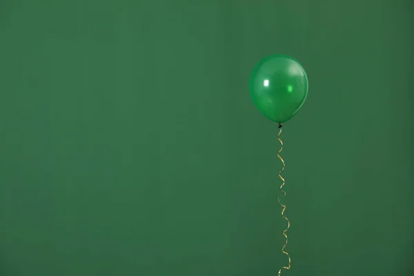 Balão brilhante sobre fundo de cor, espaço para texto. Tempo de celebração — Fotografia de Stock