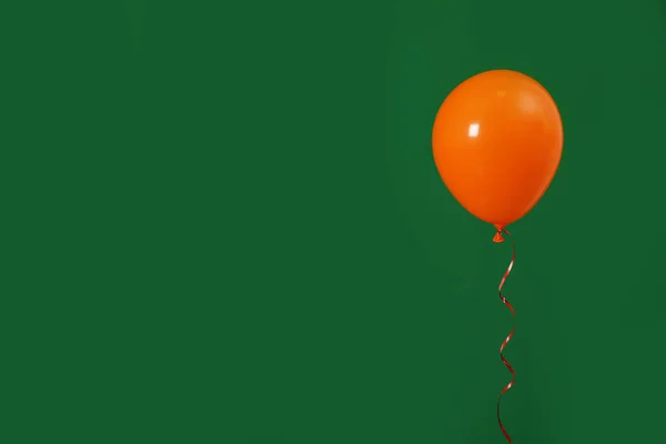 Zářivý balónek na barevném pozadí, místo pro text. Čas oslav — Stock fotografie