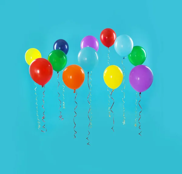 Globos brillantes sobre fondo de color. Tiempo de celebración —  Fotos de Stock