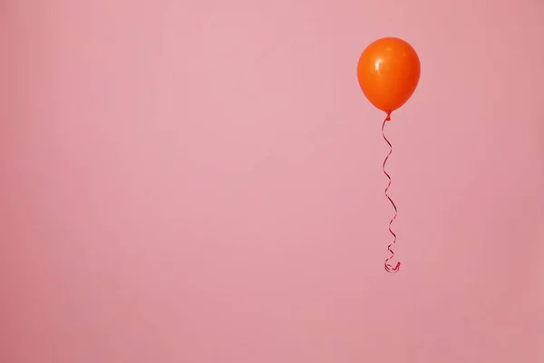 Balão brilhante sobre fundo de cor, espaço para texto. Tempo de celebração — Fotografia de Stock