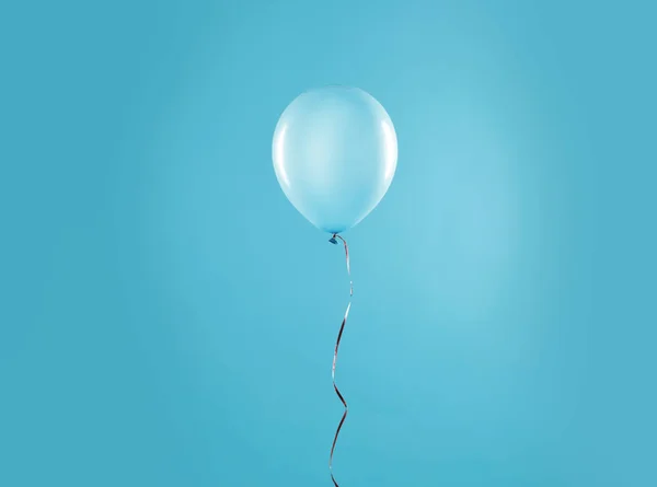 Globo brillante sobre fondo de color. Tiempo de celebración — Foto de Stock