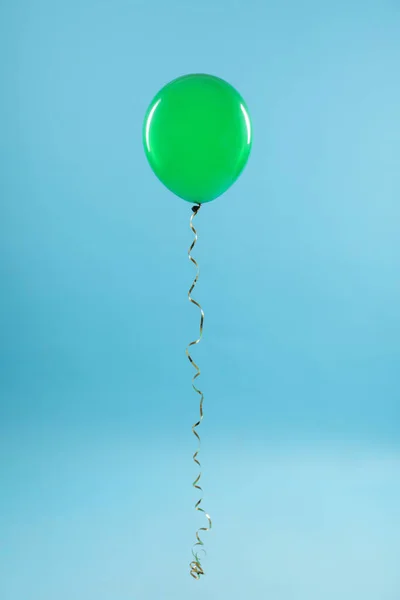 Palloncino luminoso su sfondo a colori. Tempo di celebrazione — Foto Stock